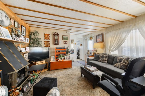8 Keyhole Crescent, Edmonton, AB - Indoor Photo Showing Living Room