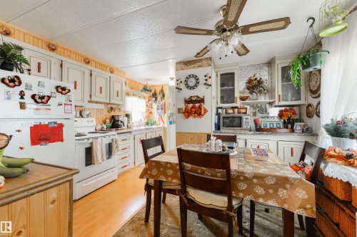8 Keyhole Crescent, Edmonton, AB - Indoor Photo Showing Kitchen