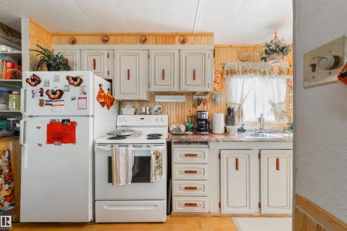 8 Keyhole Crescent, Edmonton, AB - Indoor Photo Showing Kitchen With Double Sink