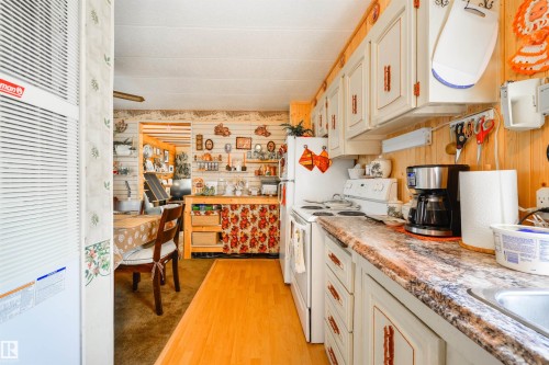8 Keyhole Crescent, Edmonton, AB - Indoor Photo Showing Kitchen