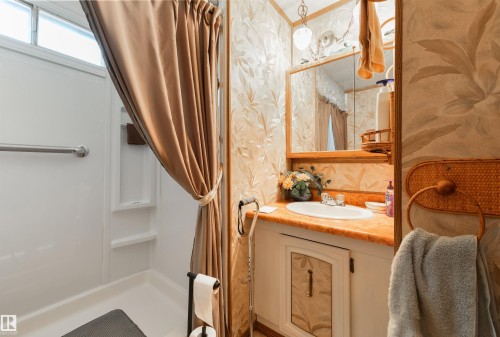 8 Keyhole Crescent, Edmonton, AB - Indoor Photo Showing Bathroom