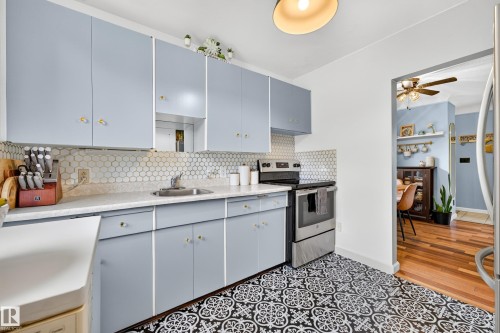 7530 80 Avenue Nw, Edmonton, AB - Indoor Photo Showing Kitchen
