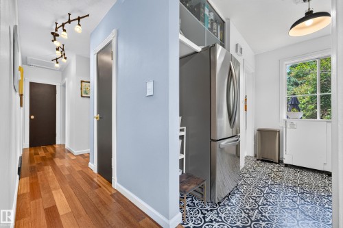 7530 80 Avenue Nw, Edmonton, AB - Indoor