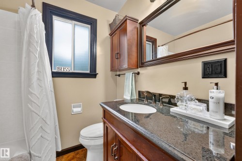 7530 80 Avenue Nw, Edmonton, AB - Indoor Photo Showing Bathroom