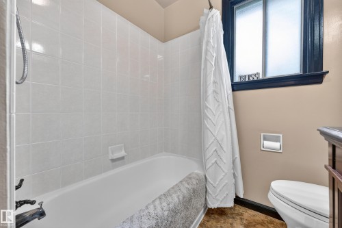 7530 80 Avenue Nw, Edmonton, AB - Indoor Photo Showing Bathroom