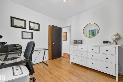 7530 80 Avenue Nw, Edmonton, AB - Indoor