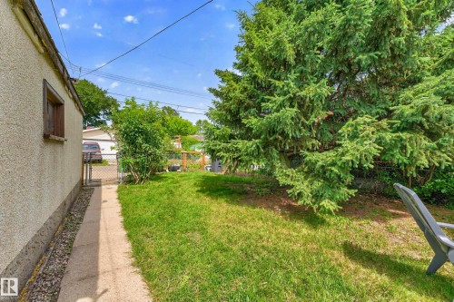 7530 80 Avenue Nw, Edmonton, AB - Outdoor