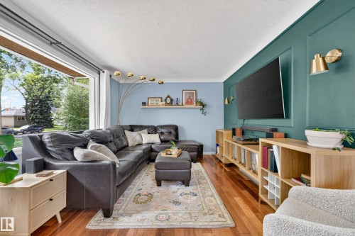 7530 80 Avenue Nw, Edmonton, AB - Indoor Photo Showing Living Room