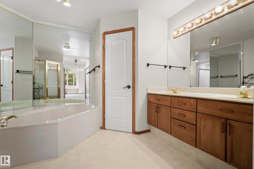 10014 97 Avenue Nw, Edmonton, AB - Indoor Photo Showing Bathroom