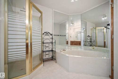 10014 97 Avenue Nw, Edmonton, AB - Indoor Photo Showing Bathroom