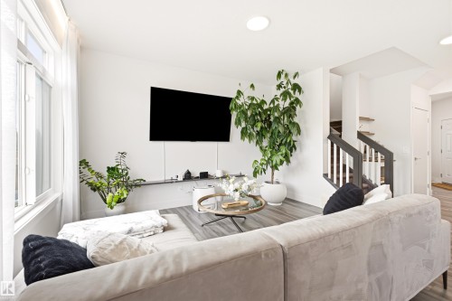 1323 Erker Crescent Nw, Edmonton, AB - Indoor Photo Showing Living Room
