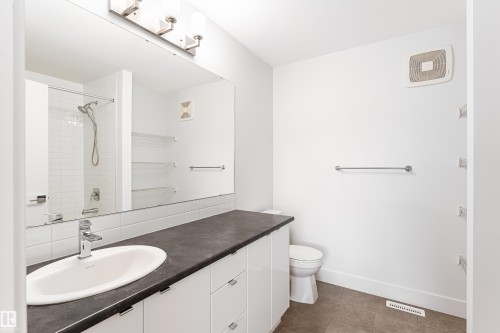 1323 Erker Crescent Nw, Edmonton, AB - Indoor Photo Showing Bathroom