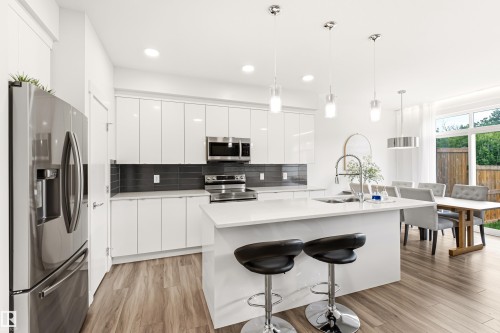 1323 Erker Crescent Nw, Edmonton, AB - Indoor Photo Showing Kitchen With Upgraded Kitchen