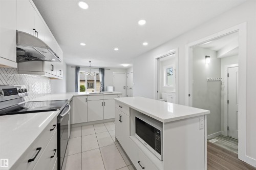 11146 78 Avenue Nw, Edmonton, AB - Indoor Photo Showing Kitchen With Upgraded Kitchen