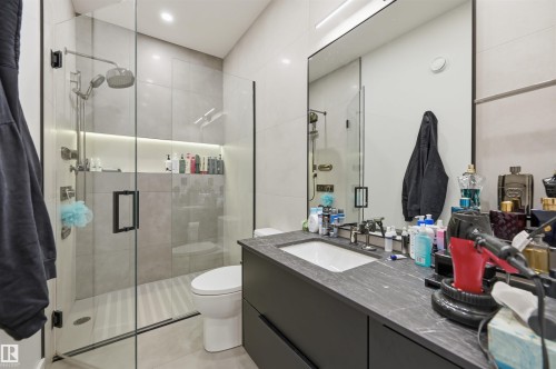 4081 Whispering River Drive Sw, Edmonton, AB - Indoor Photo Showing Bathroom