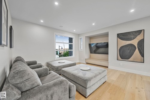 5121 Woolsey Link Nw, Edmonton, AB - Indoor Photo Showing Living Room