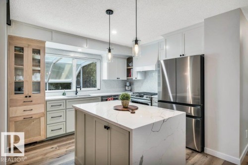 166 Larose Drive, St. Albert, AB - Indoor Photo Showing Kitchen With Upgraded Kitchen