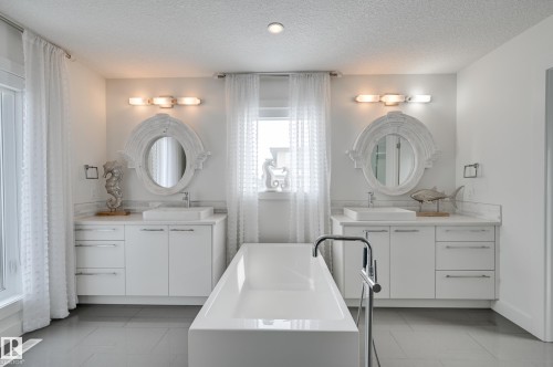 1311 Hainstock Way Sw, Edmonton, AB - Indoor Photo Showing Bathroom