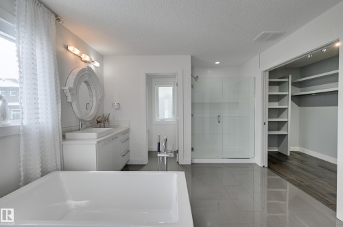 1311 Hainstock Way Sw, Edmonton, AB - Indoor