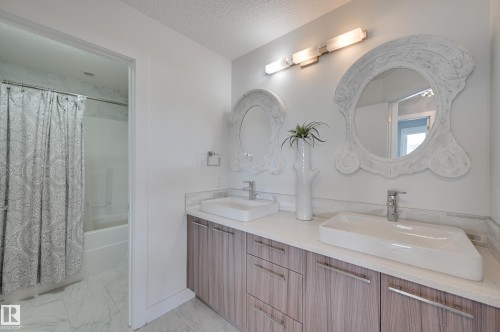 1311 Hainstock Way Sw, Edmonton, AB - Indoor Photo Showing Bathroom