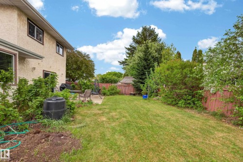 Spacious backyard featuring a manicured lawn, established perimeter landscaping, and a fenced boundary - 10 Abbey Crescent, St. Albert, AB - Outdoor