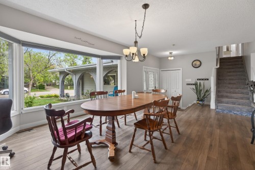 Bright dining area featuring a prominent bay window - 10 Abbey Crescent, St. Albert, AB - Indoor Photo Showing Dining Room