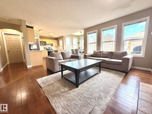 Living room - 1820 Robertson Crescent Sw, Edmonton, AB - Indoor Photo Showing Living Room