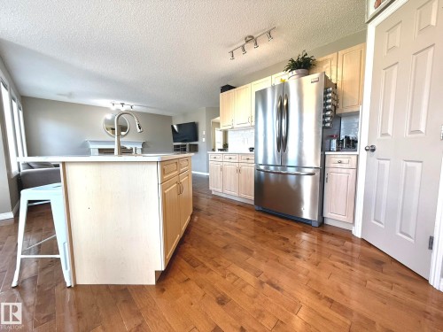Kitchen - 1820 Robertson Crescent Sw, Edmonton, AB - Indoor Photo Showing Kitchen