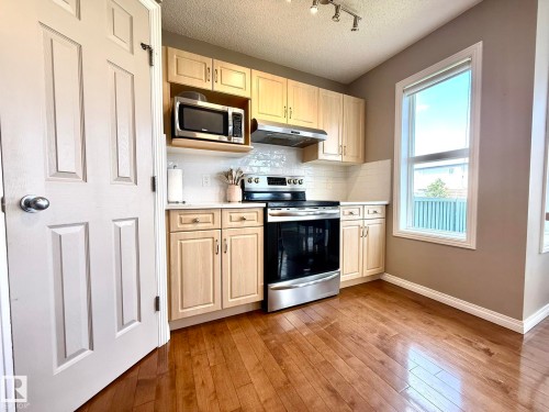Kitchen - 1820 Robertson Crescent Sw, Edmonton, AB - Indoor Photo Showing Kitchen