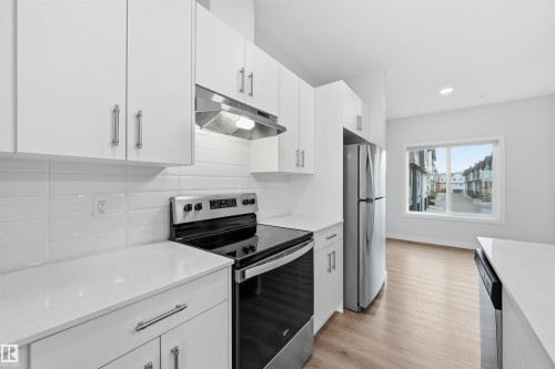 #38 1010 Rabbit Hill Rd Sw, Edmonton, AB - Indoor Photo Showing Kitchen With Stainless Steel Kitchen With Upgraded Kitchen