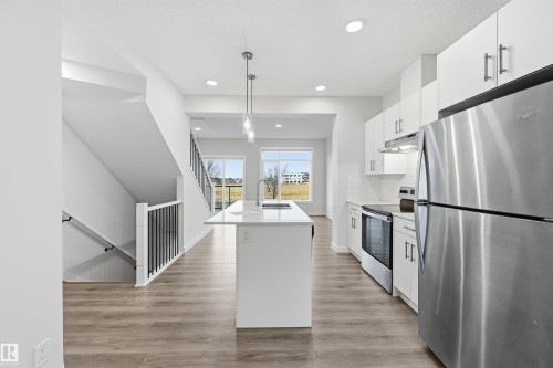#38 1010 Rabbit Hill Rd Sw, Edmonton, AB - Indoor Photo Showing Kitchen With Stainless Steel Kitchen With Upgraded Kitchen