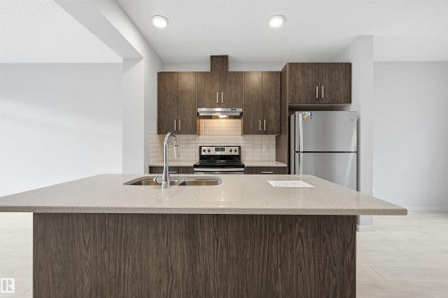 #16 804 Welsh Dr Sw, Edmonton, AB - Indoor Photo Showing Kitchen With Double Sink With Upgraded Kitchen