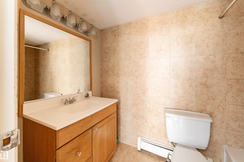 #2 10737 116 St Nw, Edmonton, AB - Indoor Photo Showing Bathroom