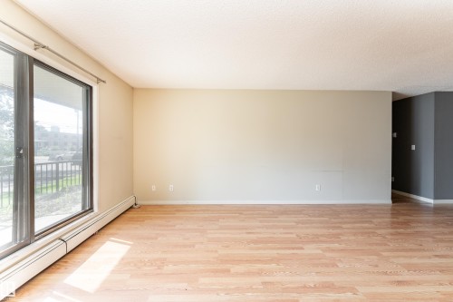 #2 10737 116 St Nw, Edmonton, AB - Indoor Photo Showing Other Room