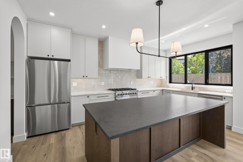 57 Hull Wynd, Spruce Grove, AB - Indoor Photo Showing Kitchen With Stainless Steel Kitchen With Upgraded Kitchen