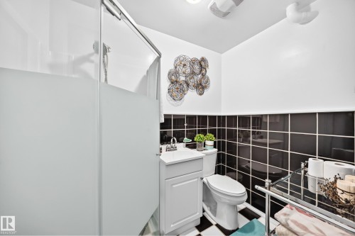 13815 62 Street Nw, Edmonton, AB - Indoor Photo Showing Bathroom