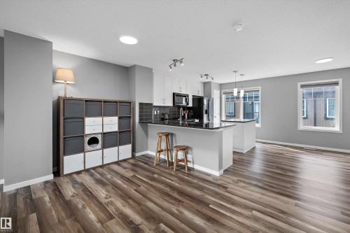 128 3305 Orchards Link, Edmonton, AB - Indoor Photo Showing Kitchen