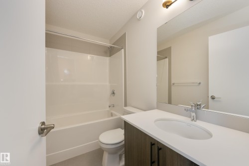 21011 25 Avenue Nw, Edmonton, AB - Indoor Photo Showing Bathroom