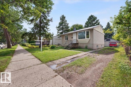 Bungalow-style residence featuring a stucco exterior and bay window - 12134 42 Street Nw, Edmonton, AB - Outdoor
