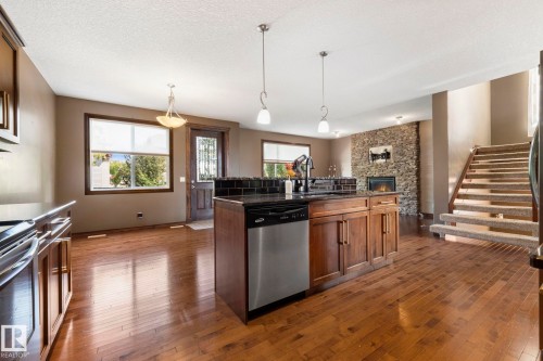 25 Hilltop Ridge, Fort Saskatchewan, AB - Indoor Photo Showing Kitchen With Upgraded Kitchen