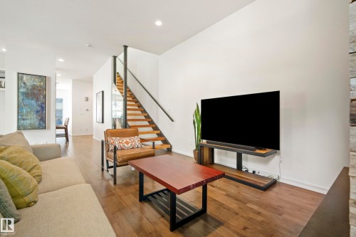 8751 83 Avenue Nw, Edmonton, AB - Indoor Photo Showing Living Room