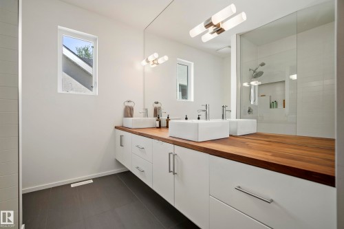 8751 83 Avenue Nw, Edmonton, AB - Indoor Photo Showing Bathroom