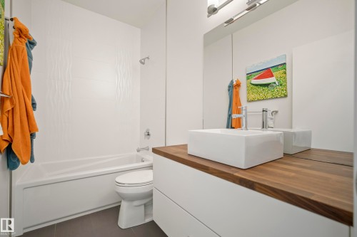 8751 83 Avenue Nw, Edmonton, AB - Indoor Photo Showing Bathroom