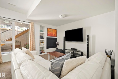 8751 83 Avenue Nw, Edmonton, AB - Indoor Photo Showing Living Room