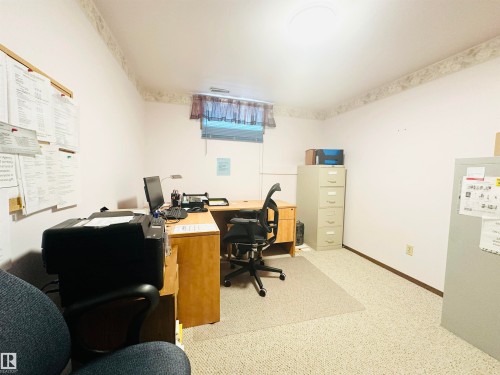 Room with light-toned walls, a single window, and neutral-colored carpeting - 221 Parkview Drive, Wetaskiwin, AB - Indoor Photo Showing Office