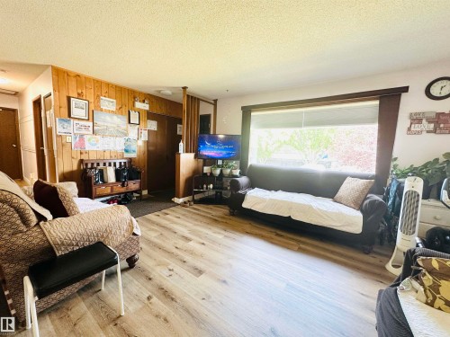 Light wood-finish flooring throughout the living space - 221 Parkview Drive, Wetaskiwin, AB - Indoor