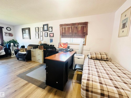 Versatile living space with wood-finish flooring - 221 Parkview Drive, Wetaskiwin, AB - Indoor