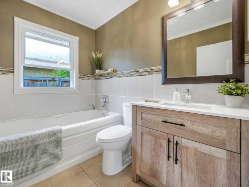 8311 96 Avenue Nw, Edmonton, AB - Indoor Photo Showing Bathroom
