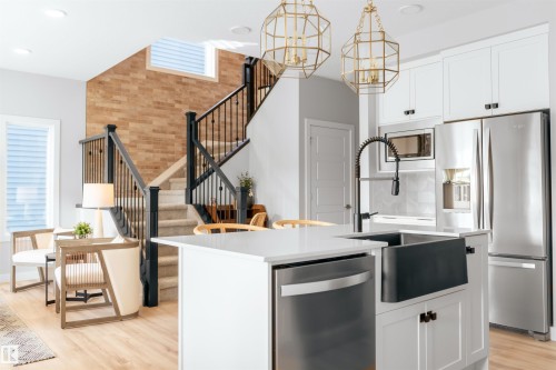 3243 Dixon Way Sw, Edmonton, AB - Indoor Photo Showing Kitchen