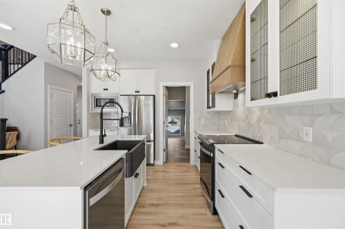 3243 Dixon Way Sw, Edmonton, AB - Indoor Photo Showing Kitchen With Upgraded Kitchen
